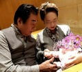 高橋英樹、妻が孫を抱っこする姿を公開「幸せそう」「素敵なご家族」の声