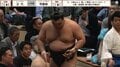 「え、親方の後ろに」“ただならぬ”存在感の人物に驚きの声「座っておられる」