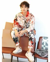 「かっこいいと可愛いを兼ね揃えてる」「サイコー」片寄涼太、派手服を着こなすイケメンショットにファン悶絶