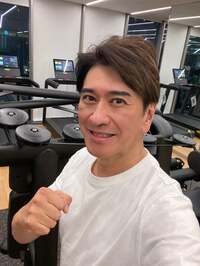 川崎麻世『マンションのジムでトレーニング』