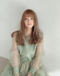 ゆる巻きヘアの生見愛瑠が「透明感やばあ」「妖精みたい」と話題