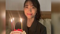 「制服着てても27歳」誕生日ケーキを手に微笑む森川葵