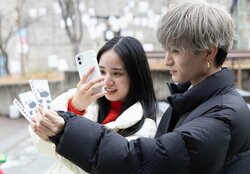 プリクラ機の中で大胆スキンシップ！元メン地下アイドルの行動にドキドキ