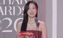 『イカゲーム2』の“セミ姉”で話題の女優、圧倒的なスタイルで観客を魅了「わー美人さん」「激アツ」など称賛の声