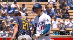 ショウヘイ、勘弁してくれよ！ 大谷翔平、“たった2球で”再盗塁する荒業に遊撃手が笑い始めた！？ 「アダメスとニコ谷」塁上“笑撃”のひと幕が話題に