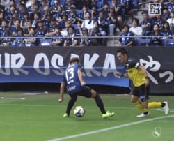 なんて股抜きだ！ 柏MFの“急加速ドリブル”がまるで三笘薫「こんな技いつ覚えた！？」「極上だ」スーパー突破から絶品アシスト