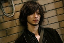 髭面に生気のない瞳…こんな山崎賢人は見たことない！映画『劇場』場面写真一挙解禁