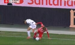 「バケモンかよ！」鉄人・佐野海舟、相手選手2人を翻弄→“ボール強奪”「バチバチだな」 レベルの違いを見せつけた“回収＆強引突破”シーン