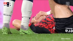 何するんだ！ 日本代表FWが顔面強打の“悪質チャージ”被害…「虐められた」「肘打ちか？」ボール無関係の衝撃危険シーン