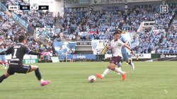 「明後日むいてるw」元日本代表・川島永嗣を欺く股抜き“ノールック”シュート炸裂！ 立ちはだかる守護神の目前であからさまに目線をそらしながら完璧フィニッシュの瞬間「ノールック過ぎる」