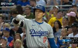 何か起きる予感…？ 大谷翔平は一体、何をしているのか…！？ 人類最速男との対決で見せた“一瞬の動き”が話題に「ホームラン狙い？」「いつもの打つ時のヤツだ…」