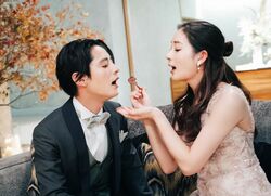 足立梨花、塩野瑛久と挙式後に2人だけのパーティ！“塩野梨花”の署名に結婚を実感『私たち結婚しました2』第5話