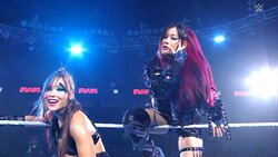 日本人トップ女子レスラー、“美すっぴん”顔で大歓喜 珍しい鳥と遭遇して無邪気な姿でファン魅了