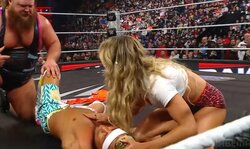 「美人やなあ」「かわいすぎない？」米マットで“失神”負けの日本人レスラーを見守る美女レスラーの「不安顔」に反響