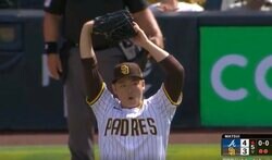 一体、何が起きた…！？ パドレス松井裕樹が“動かない”「エグすぎ」「信じられない」 特大飛球→超スーパープレーにファン騒然