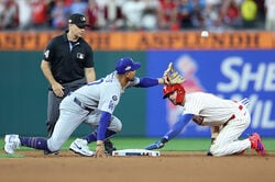 一体、何が起きた…！？ 佐々木朗希の投入直前に“まさかの光景”「ヤバすぎ」「これはビビる」ベッツに“異変”→想定外のプレーで神展開