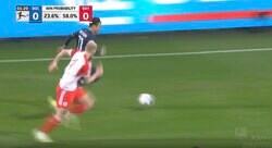 「変態スピード！」「いきなり速すぎるだろ」 浅野拓磨が爆速スピードで全力ラン→ドリブル突破を仕掛けた瞬間　キックオフ直後に王者・バイエルンに襲いかかりスタジアム騒然！