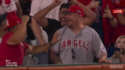 嬉しいやら悲しいやら ホームランボールを捕り損ねたファンのリアクションに視聴者も爆笑「めっちゃおもろい」「隣の客とコントしててわろた」