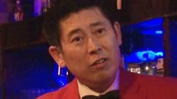 「美しい奥さま！」マギー審司の家族写真にスタジオ沸く 3児の父、名古屋を拠点に活動