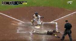 前代未聞！一体、何が起きた…！？ ヤバすぎる審判への抗議が話題に　ありえない誤審にヘッドスライディングしたまま… ファン騒然「ウケるw」「笑うしかない」