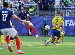 「防ぎようがない」エムバペの“理不尽ゴラッソ”にW杯解説もお手上げ「これをやられたら…」なす術ない一撃に“解答”出ず