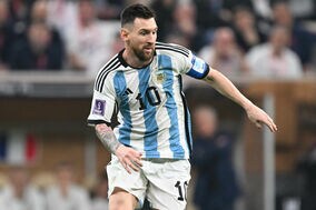 【W杯】トロフィーにキスするメッシ愛息が「めちゃめちゃかわいい」　夫の優勝を祝う妻の投稿に海外注目