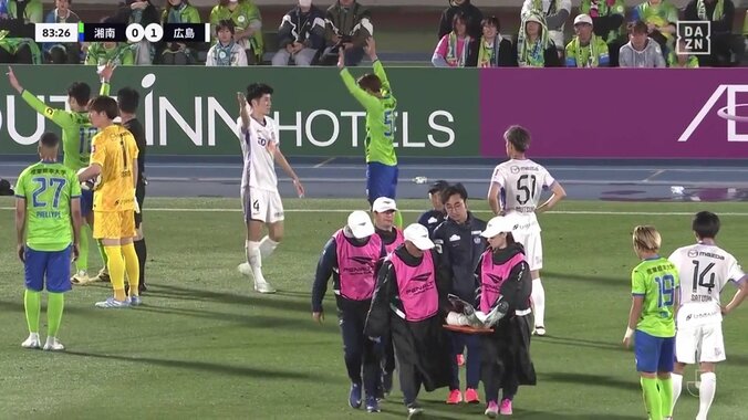 「選手として誇れるね」「プロフェッショナル」担架でピッチ横断の負傷退場に場内からブーイングも選手らがサポーターを制止「脳震盪だから最短距離で」 3枚目