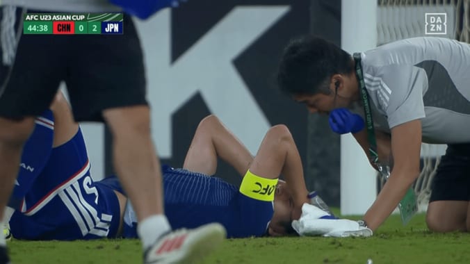 「謝れよ！」中国代表DF、日本代表DFに“後頭部ヘッドバッド”「ふざけるな」「審判さんどこ見てる？」ラフプレー＆まさかの判定にファン激怒【U23アジアカップ】 5枚目