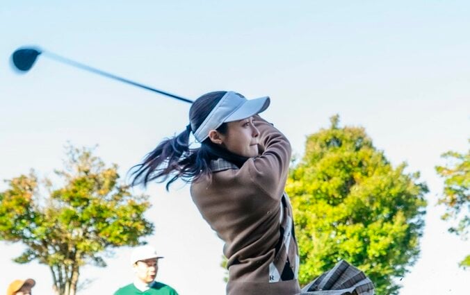 【写真・画像】「きれい…」橋本環奈、スカートひらりの超美スイング！豪快1Ｗショットにプロ絶賛　1枚目