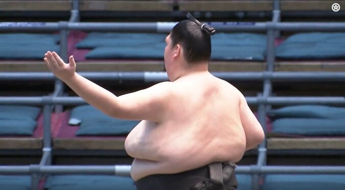 「足は美脚」152キロ巨漢力士の“細すぎる手足”が話題「腹と胸に特化してる」「不思議なフォルム」驚く声 2枚目