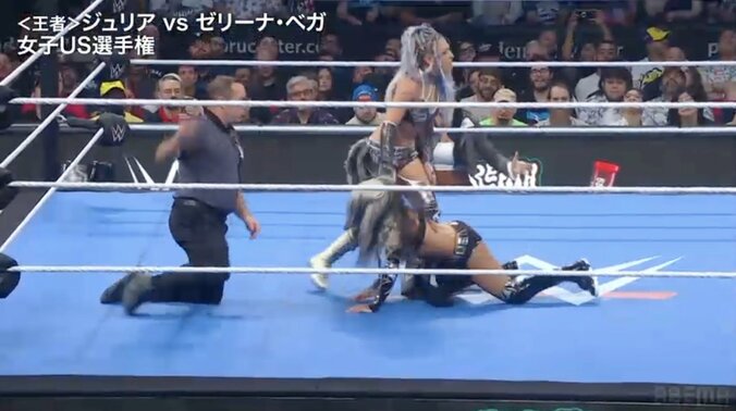 ゼリーナを引きずり回すジュリア