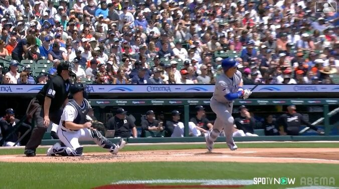 捕手も打球を見上げる