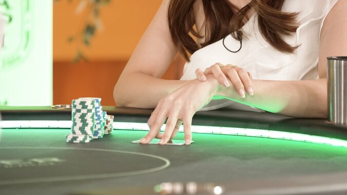 【映像】可愛すぎるポーカー女王、カメラが捉えた真剣表情と“美爪”