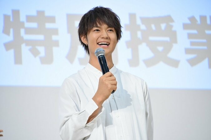 葵わかな&佐野勇斗、高校の終業式にサプライズ登場！佐野は高校時代「めっちゃ遊んでた」 5枚目