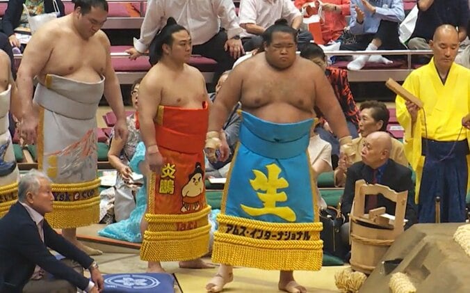 「この生物は何？」炎鵬、“異彩”を放つ化粧まわし「妙にマッチしてる」「可愛いエンホウ」十両土俵入りでファン熱視線 3枚目