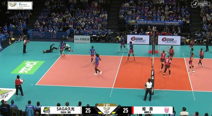 女子バレー、監督と選手が激突して場内騒然… レジェンドが強烈タックルで転倒するアクシデントに全選手が心配 3枚目