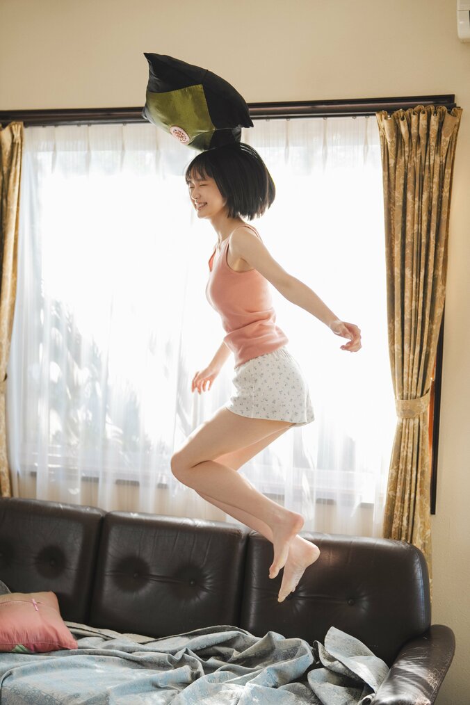 「シンデレラ宣言！」加入後の写真が即話題の“スーパー原石” 中国出身の18歳、ROMANのデジタル写真集が発売決定 5枚目