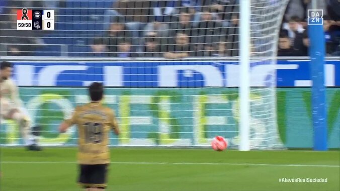 久保建英“地獄のような試合”で唯一の決定機「さすが久保」「今日イチの見せ場」こぼれ球に音速反応→ニア強襲の一撃 3枚目