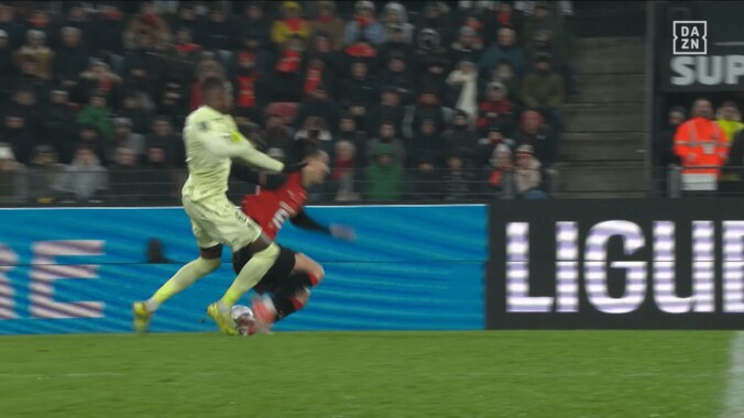 「何やってるんだよ…」超危険な“踏みつけ”で一発退場！「ソックスが破れてる」「足首が…」モナコ主将の愚行にファン騒然 5枚目