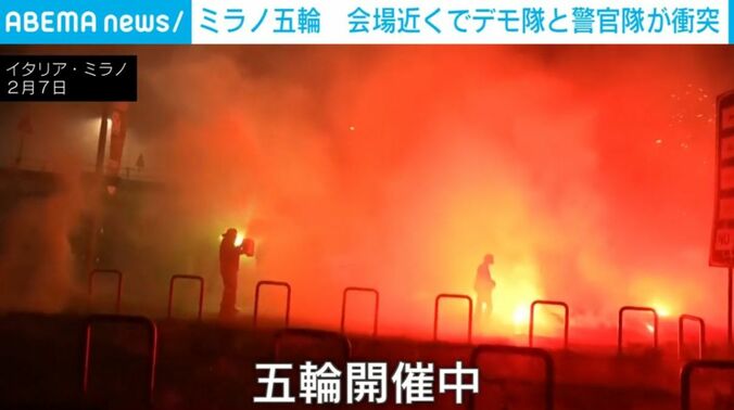爆発音が鳴り響く抗議デモ