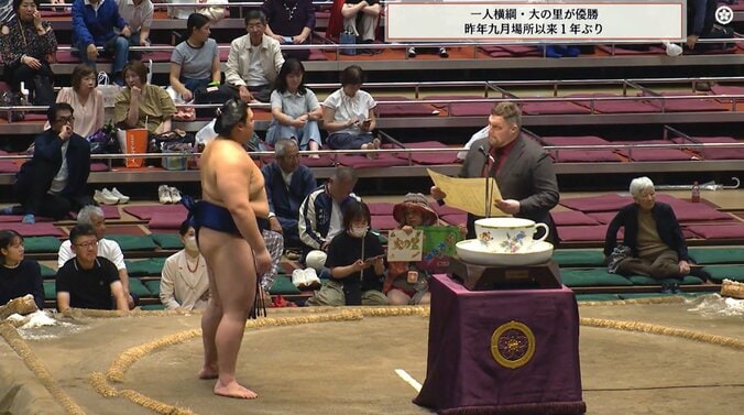「ガタイよすぎ」「元関取かと」大の里、副賞授与式で“まさか”の人物 「カップも大使も横綱級」驚きと感嘆の声も 4枚目