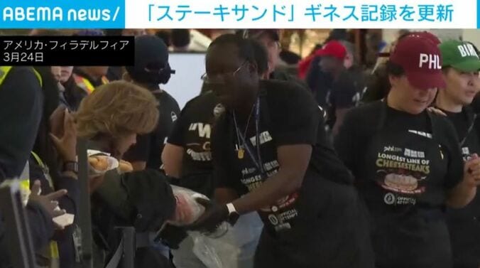 チーズステーキを配るスタッフ