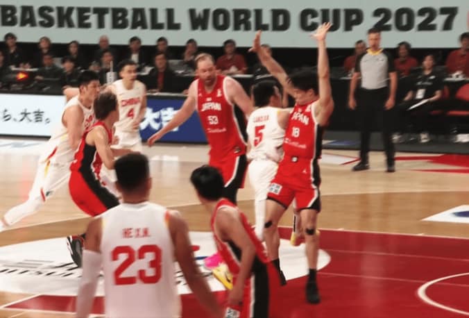 「何もしてない…」日本vs中国戦で“物議を醸す判定”「手を挙げてただけにしか見えない」「意味わからん」馬場雄大退場でファン騒然【バスケW杯予選】 3枚目