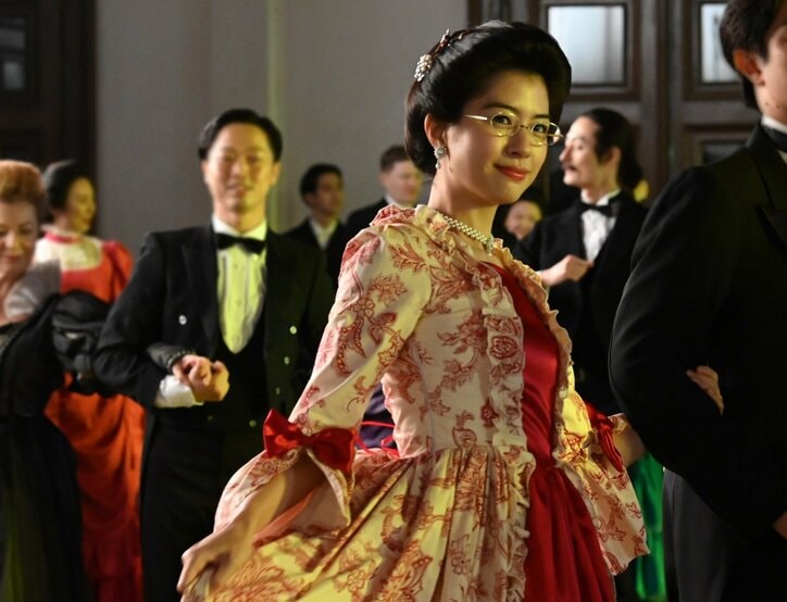 広瀬すず、池田エライザ&佐久間由衣と鹿鳴館で美しすぎるドレスで競演 SPドラマ『津田梅子~お札になった留学生~』