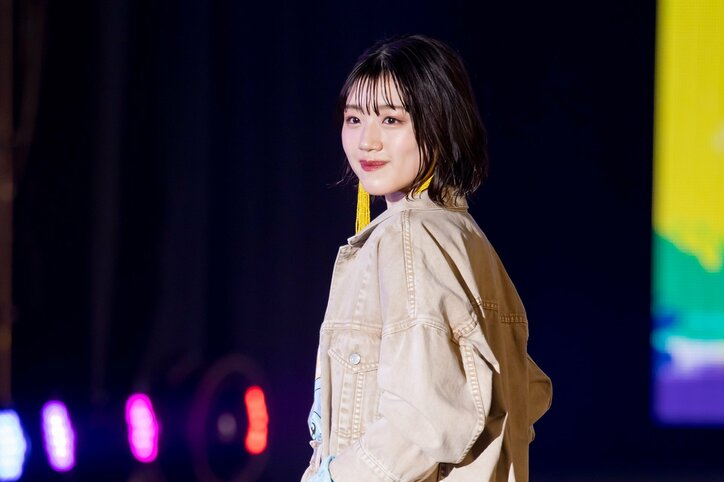 小坂菜緒が美しいうなじを披露！ 日向坂46ファッション誌専属モデル7名が『TGC』に集結