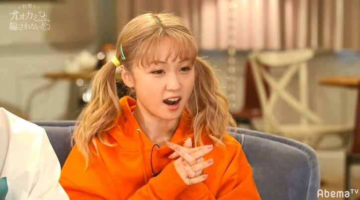 机の下で2人の足が重なりイチャイチャ… 思わせぶりな態度を重ねるモテ男子・さなり、その真意は？　『白雪とオオカミくん』第4話