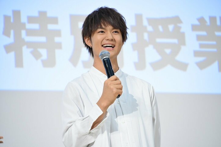 葵わかな&佐野勇斗、高校の終業式にサプライズ登場!佐野は高校時代「めっちゃ遊んでた」