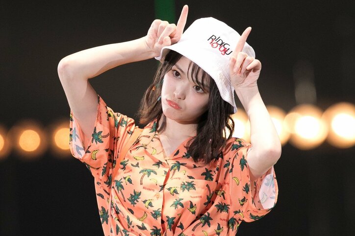 乃木坂46、白石麻衣は”クールまいやん”、松村沙友理は”にこるんポーズ”でTGCランウェイ堂々闊歩