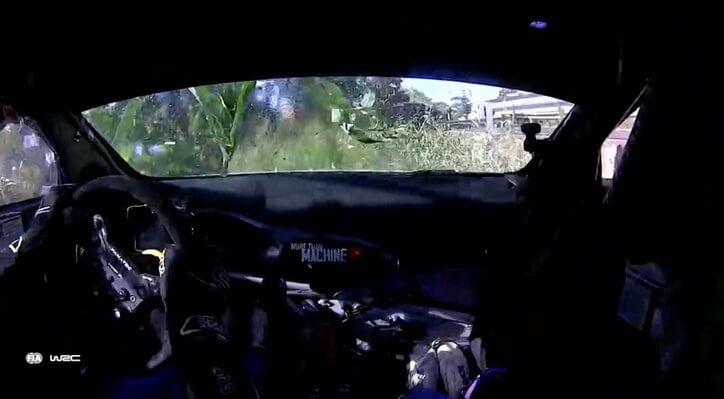 茂みに突っ込んだフォードのマシン