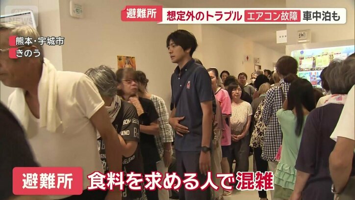 食料を求める人で混雑する通路